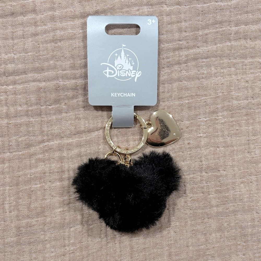Disney Mickey Black and Gold Heart Keychain - NWT!! 
Park Exclusive!